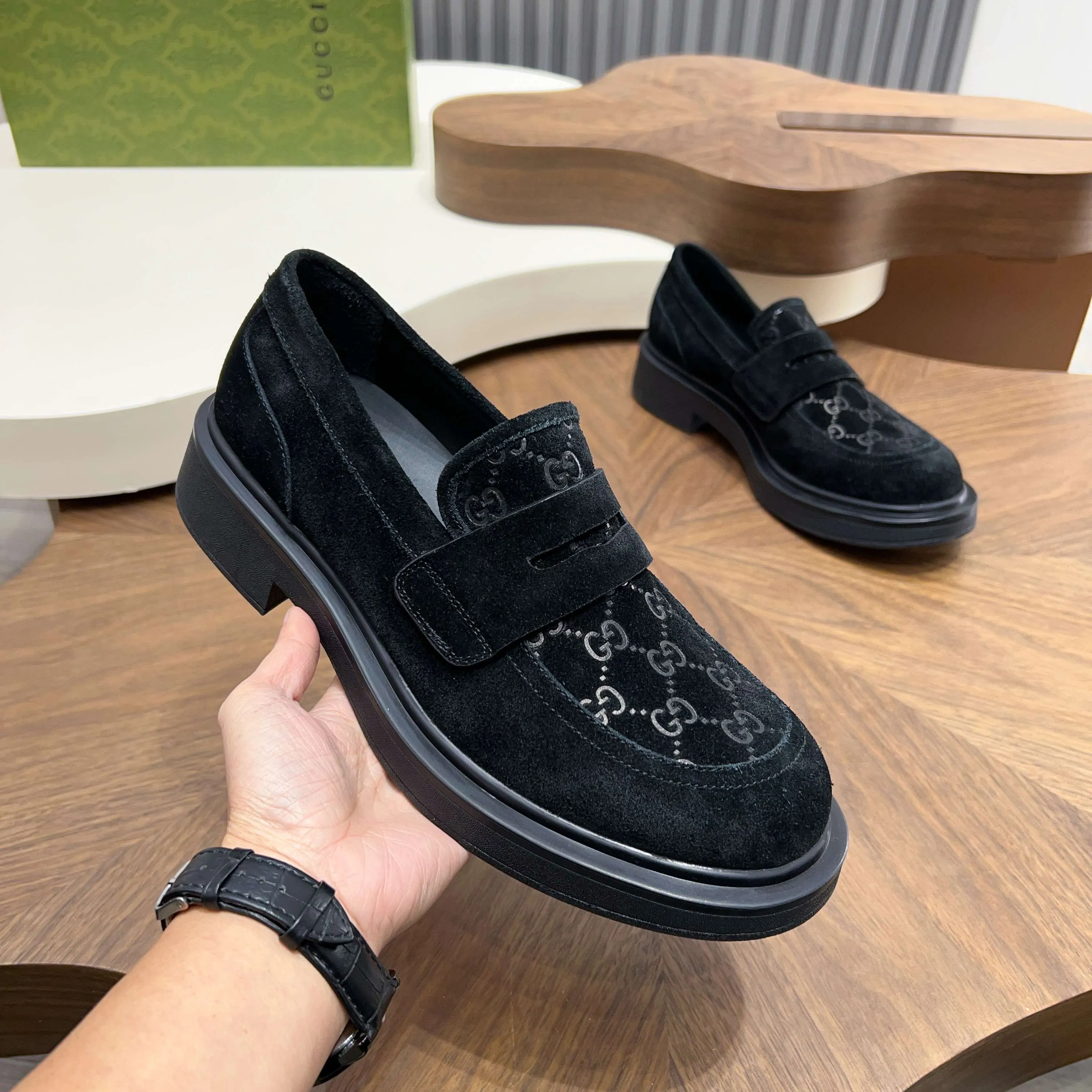 💰780 Gucci/Gucci new men’s lace-up shoes with GG details, matte cow leather derby shoes! The design of this men's lace-up shoe is rooted in the brand's heritage. Crafted from premium waxed cow leather, it is embellished with GG printed embossed suede leather details, a nod to Gucci's iconic monogram. The rubber sole decorated with GG pattern adds a touch of modern fashion to this design. Typical three-joint style design. European and American classic version, full calfskin lining. The overall upper texture is soft and the lining is comfortable and breathable. 2CM thickened soft rubber sole, easy to control. Versatile and stylish upper foot, multiple colors available to meet different matching needs, complete package! Size: 39-40-41-42-43-44 leather shoe size (38.45.46 can be customized)